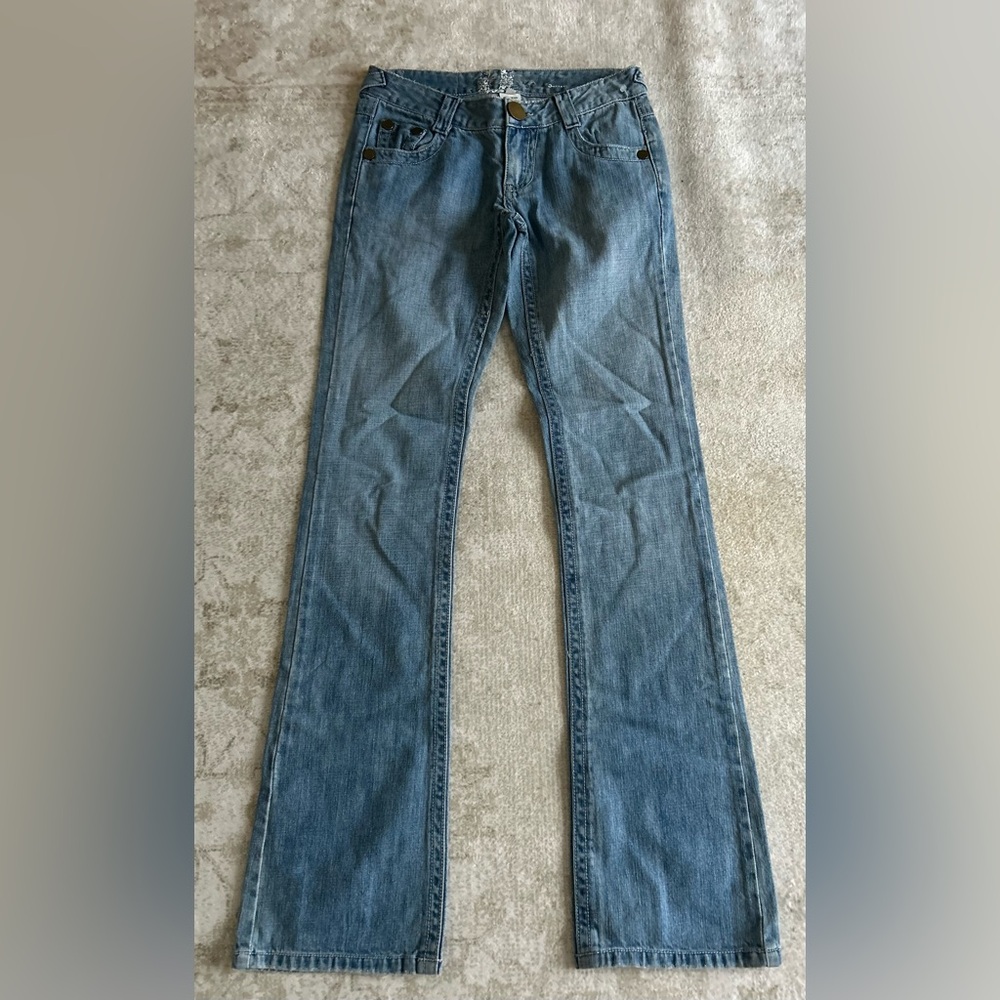 Kenzie Boho Embroidered Jeans 
Size: 2 
Used (Like New)